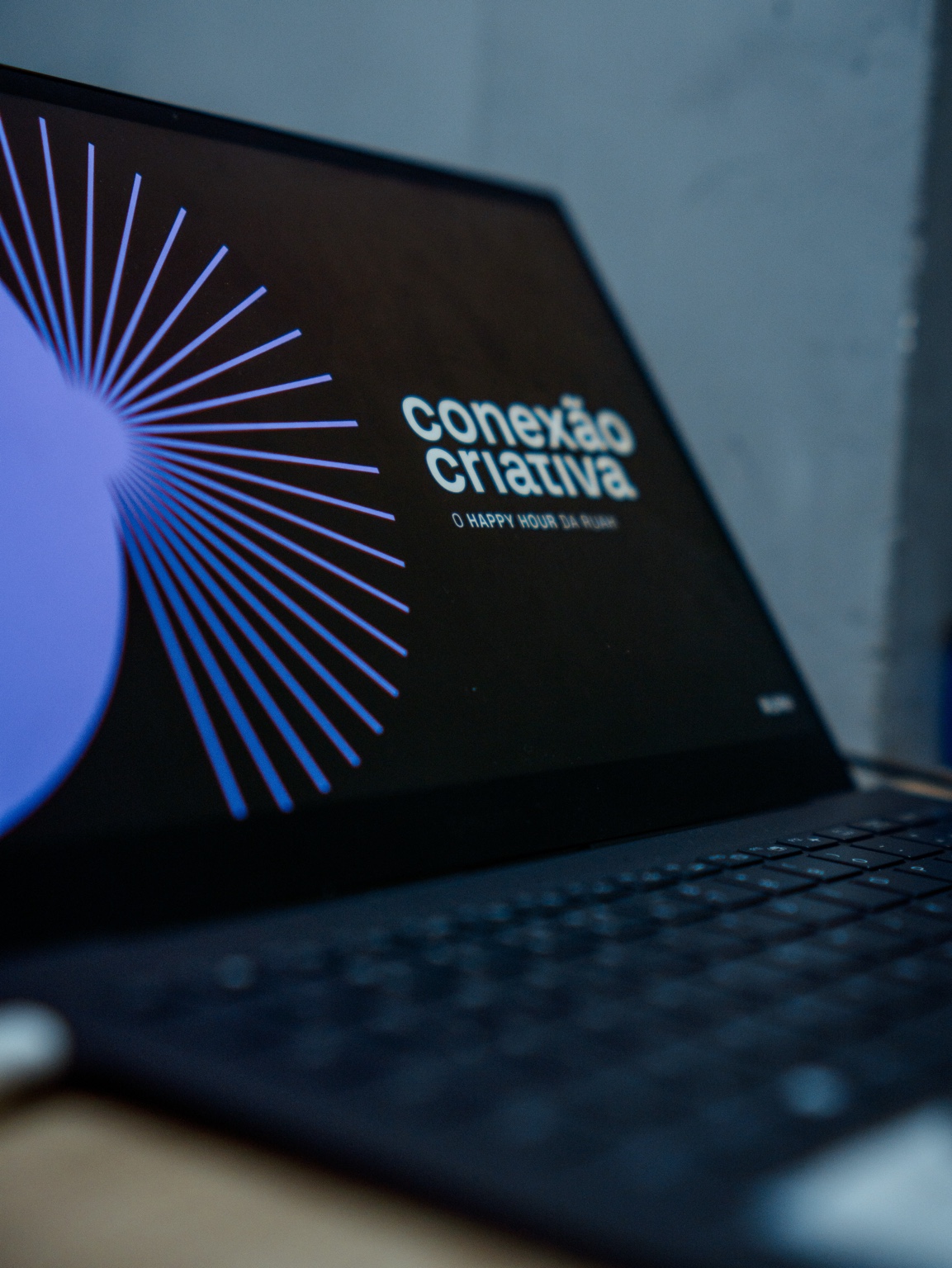 Notebook com a identidade visual do Conexão Criativa
